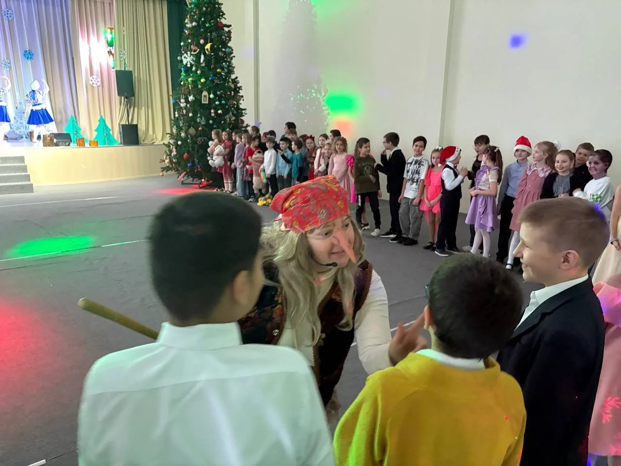 🎄✨ Новогоднее чудо✨🎄 В преддверии Нового года для учеников начальных классов прошёл яркий и увлекате