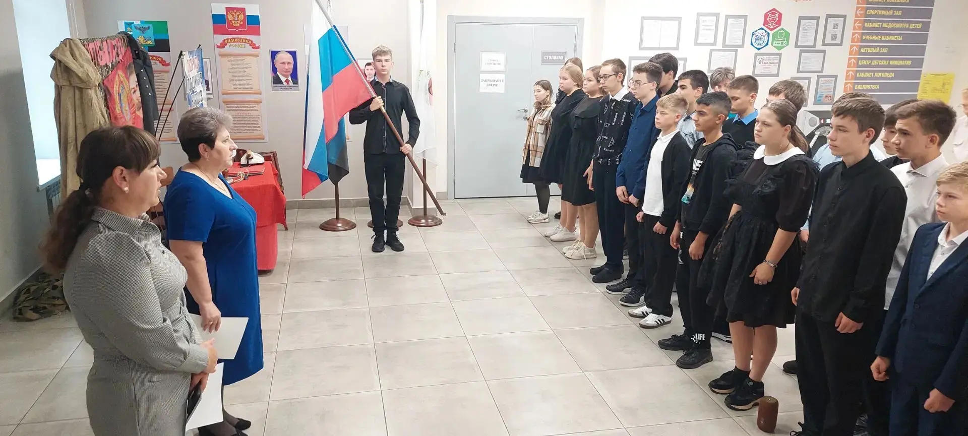 📋Не изменяя своей школьной традиции, наша учебная неделя началась с выноса флага РФ и ...