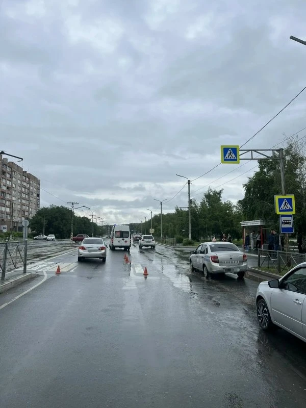 Сотрудники Госавтоинспекции города Новотроицка проводят проверку по факту ДТП в результате которого 