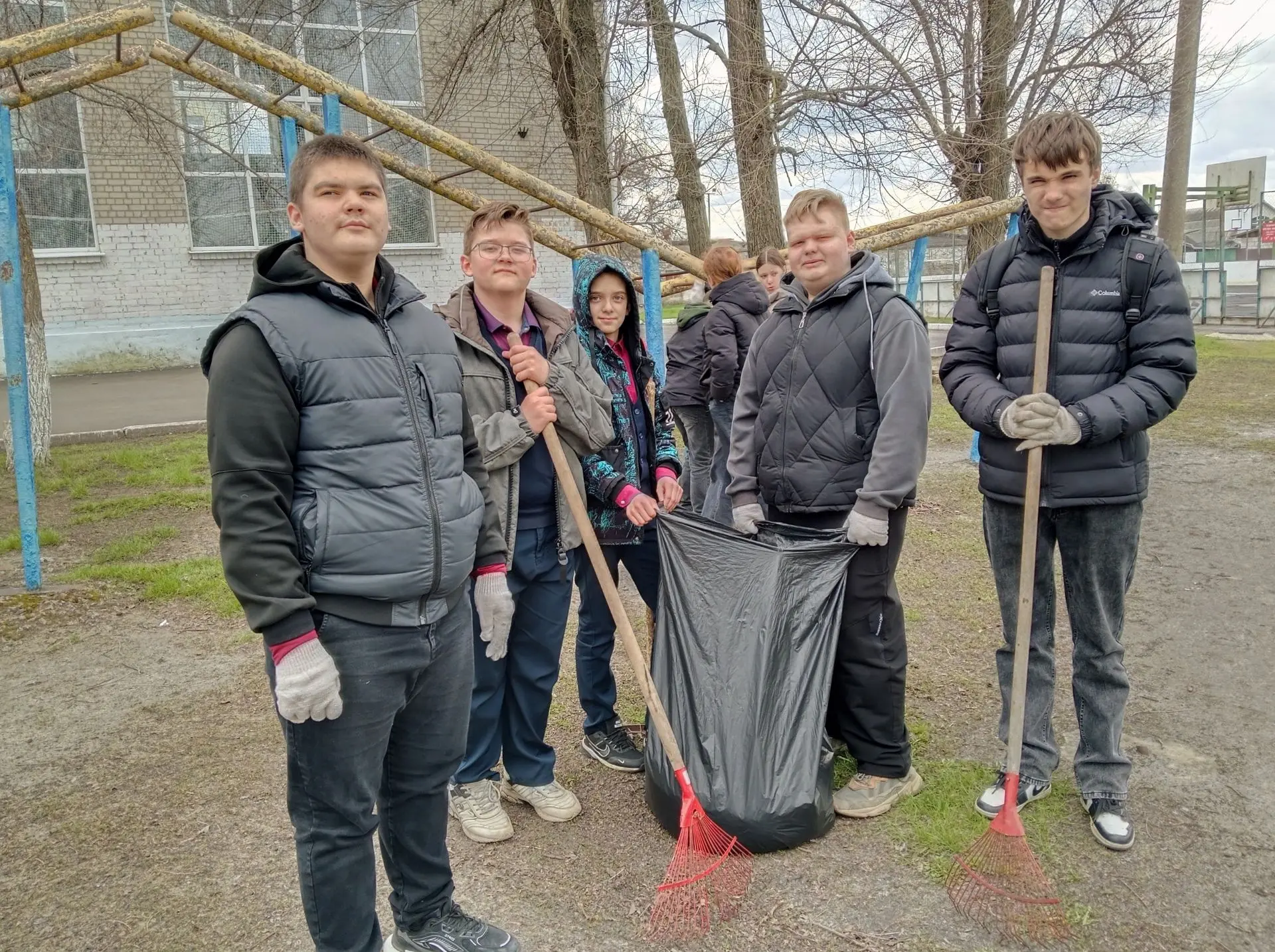 ✅Всемирный день Земли в нашей школе: чистота души и чистота планеты.🌏  📗Активисты школы вместе с сов