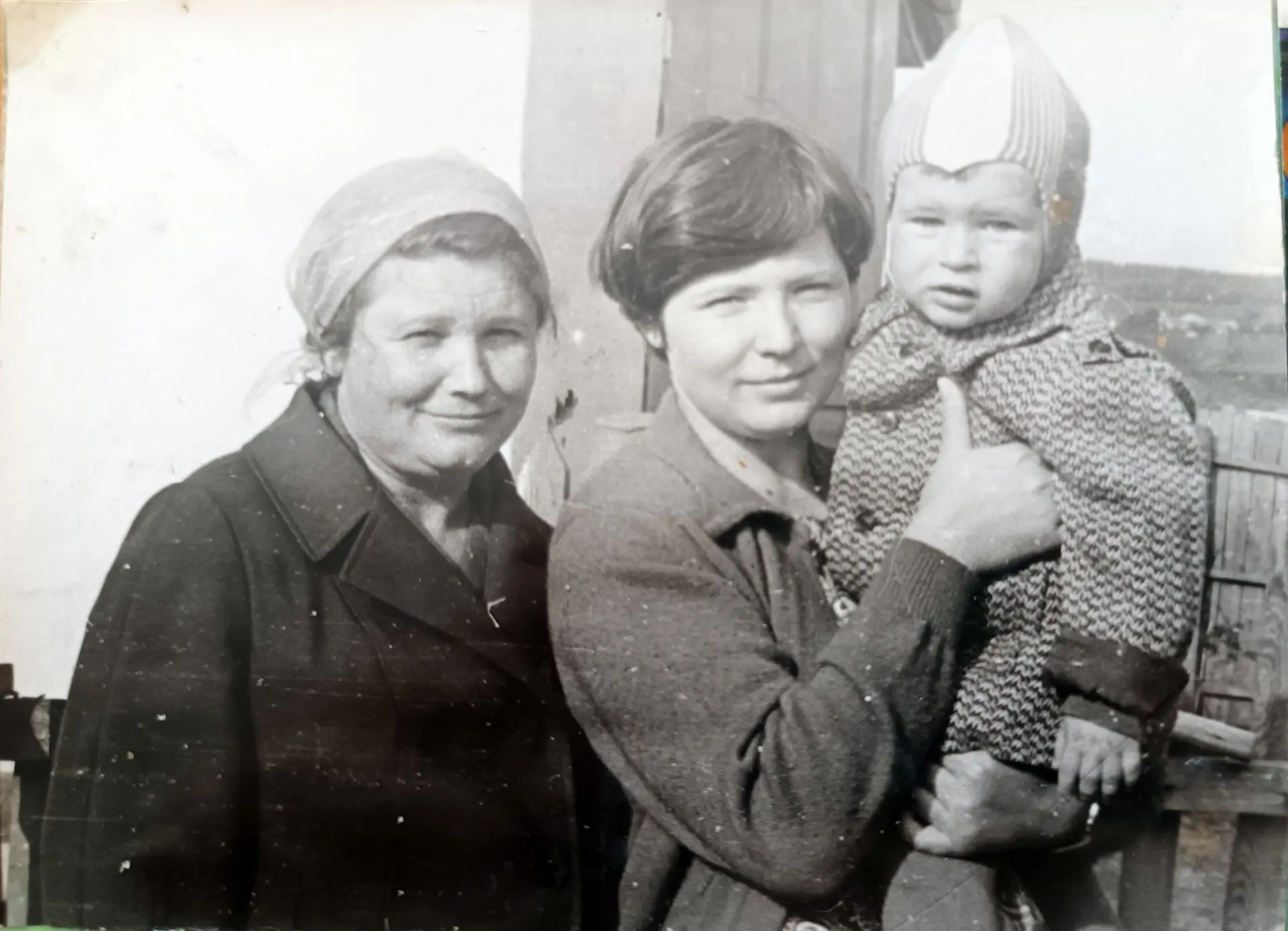 Матери 70 лет, отношения всегда были сложными, но это наш последний живой родственник, ...