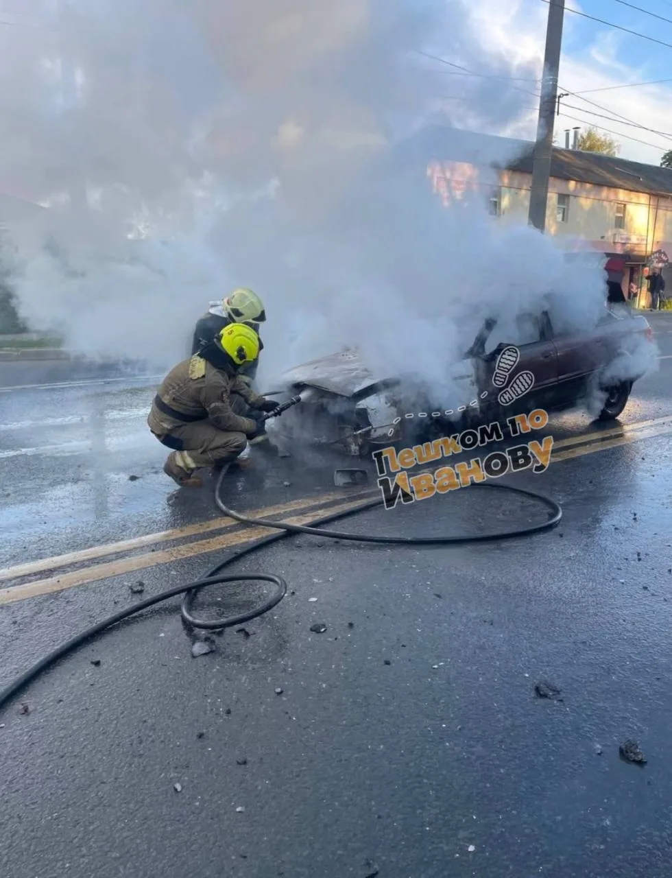 🔥 В Иваново загорелся автомобиль в 8-м Завокзальном переулке.