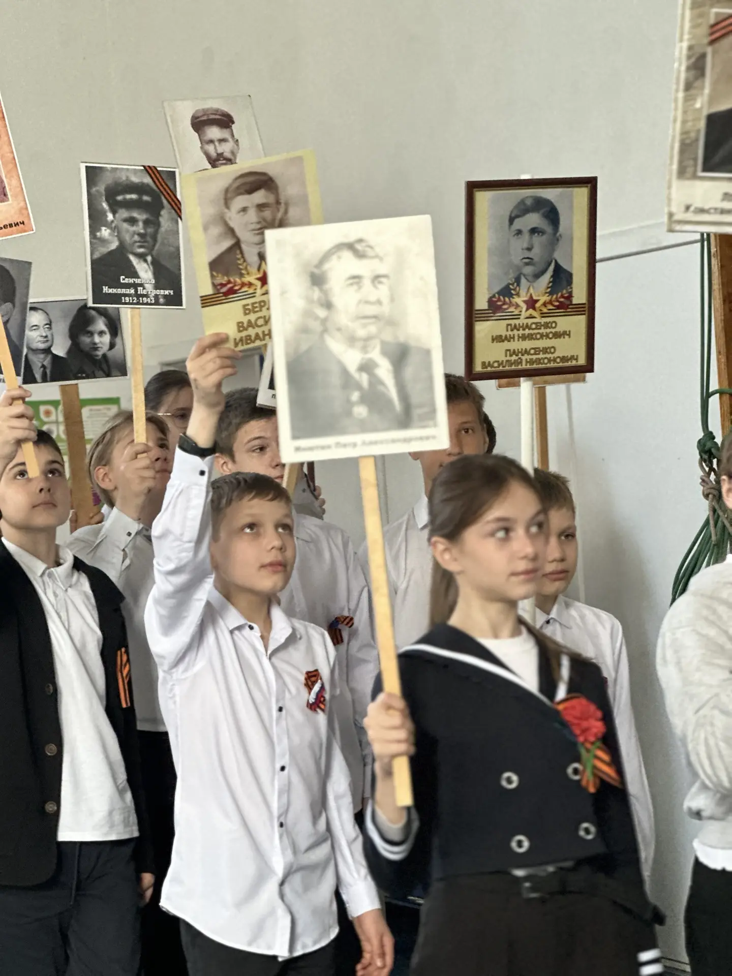 Международная акция «Бессмертный полк: Герои рядом с нами» прошла в нашей школе! В преддверии Дня По
