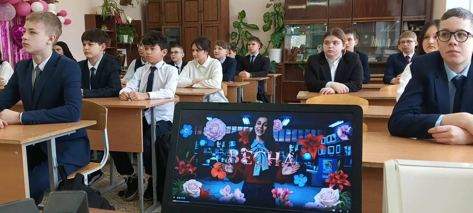 РАЗГОВОРЫ О ВАЖНОМ🇷🇺 Утро понедельника 02 марта 2026 года в школе традиционно началось с торжественн