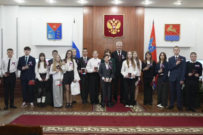 🇷🇺Сегодня в День России юным колымчанам вручили паспорта гражданина нашей страны

В День России гу