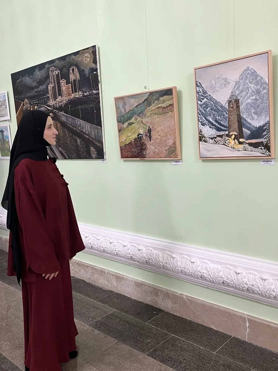 Искусство как память и гордость: на выставке в Грозном