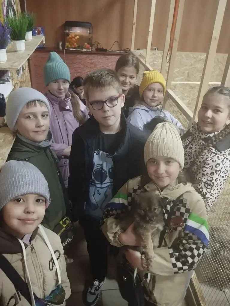 Сегодня ученики 3 ,,В" класса посетили  🦮🐩🐕 приют    ,,Четвероногий ангел". Ребята с родителями прин