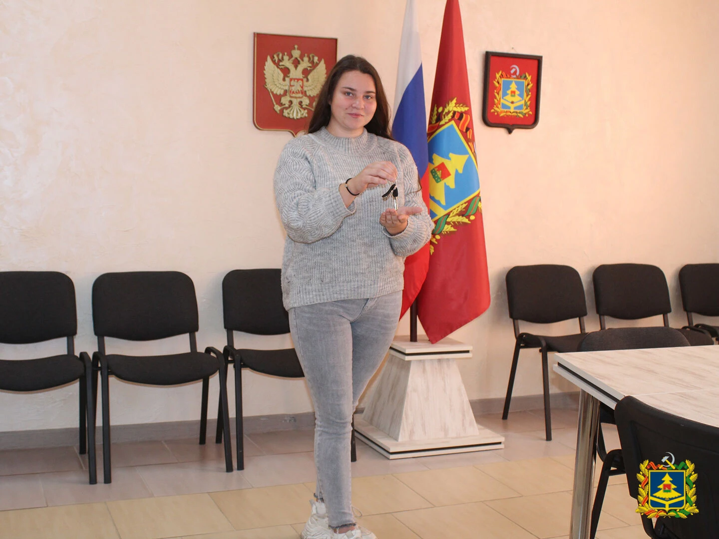 Сироте вручили ключи от однокомнатной квартиры