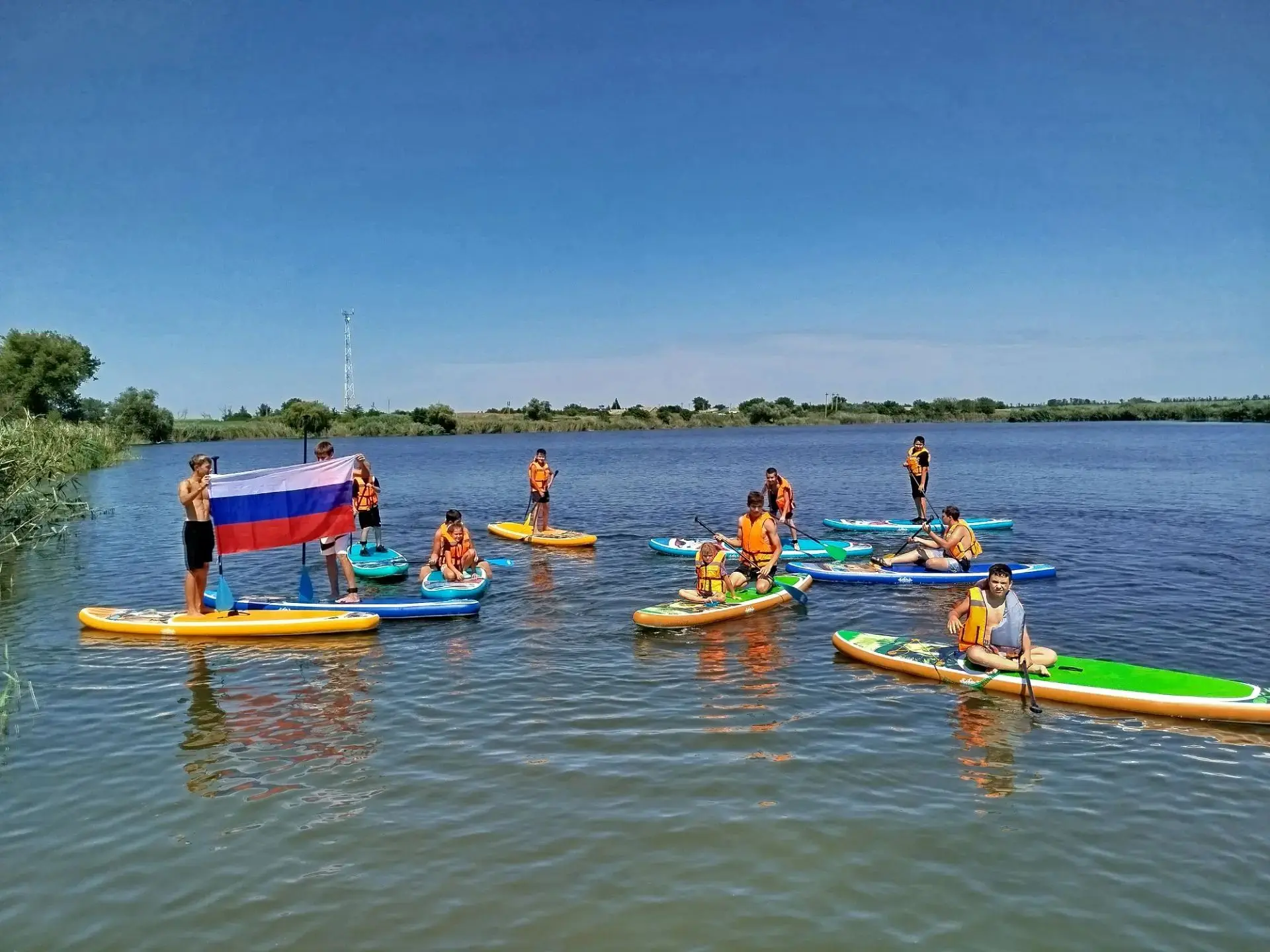 В честь Дня Государственного флага России мы устроили на воде по-настоящему впечатляюще...