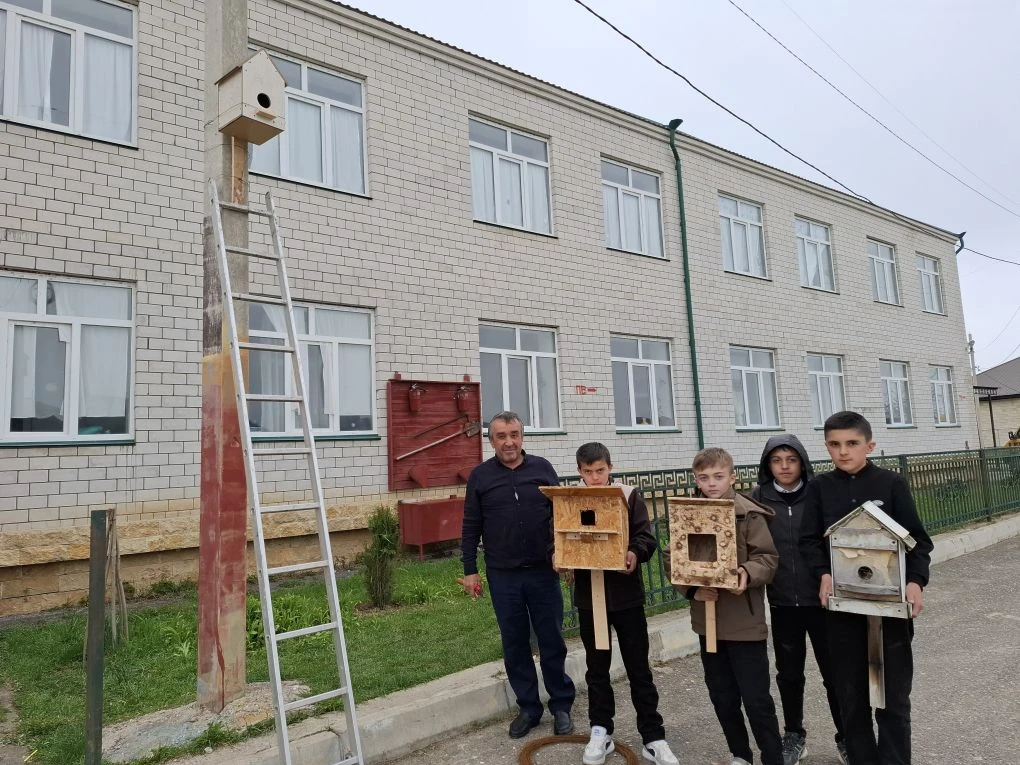 🐦 Праздник труда и заботы о природе: наши пятиклассники и скворечники!

В нашей школе царит настоящ