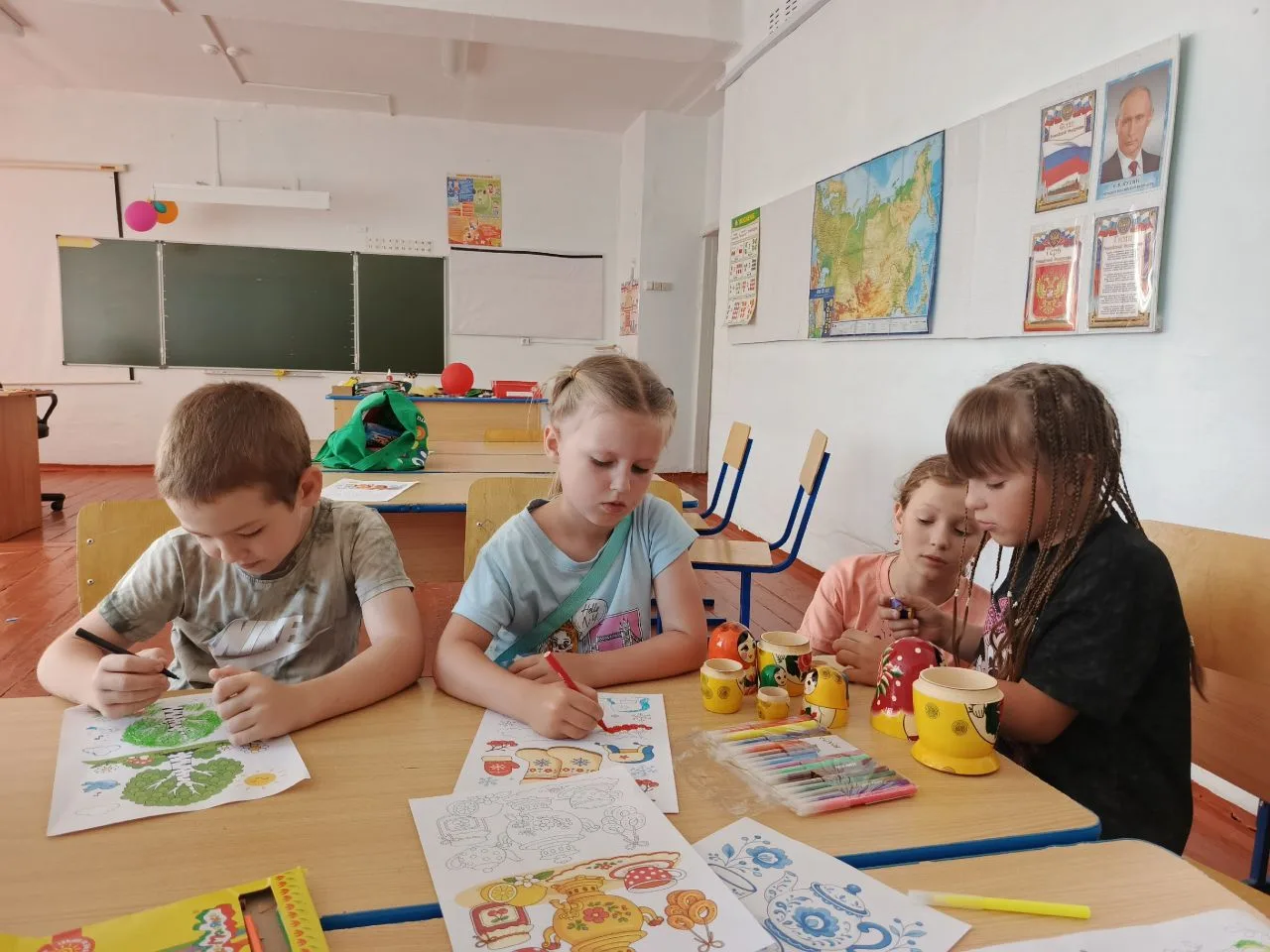 В воздухе витает дух творчества и национальной гордости, ведь ребята рисуют и раскрашивают неофициал