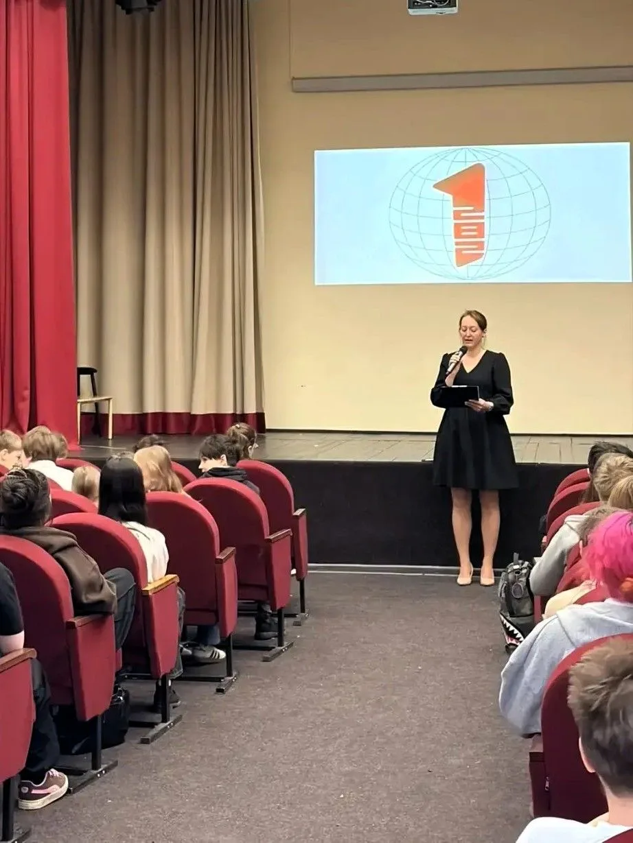🇷🇺 Церемония выноса Государственного флага — первая после весенних каникул!  Учебная неделя в нашей 