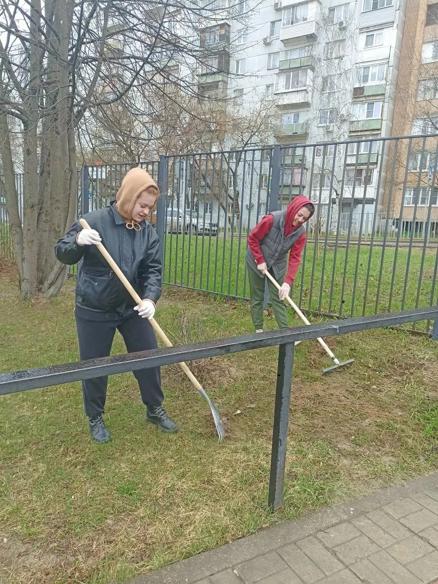 Учителей МОУ гимназии №7 не испугала непогода, все дружно вышли на уборку территории, готовясь к вст