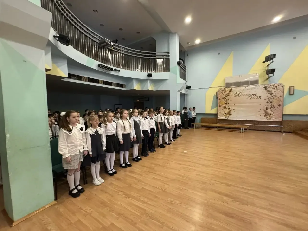 Утро, с которого начинается гордость  🇷🇺 Поднятие флага прошло торжественно и собрало вместе всю шко