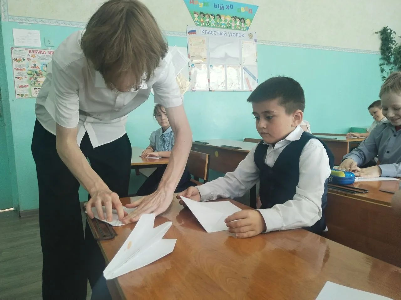 ✨ Самолётики будущего: послание первоклассников одиннадцатиклассникам ✨