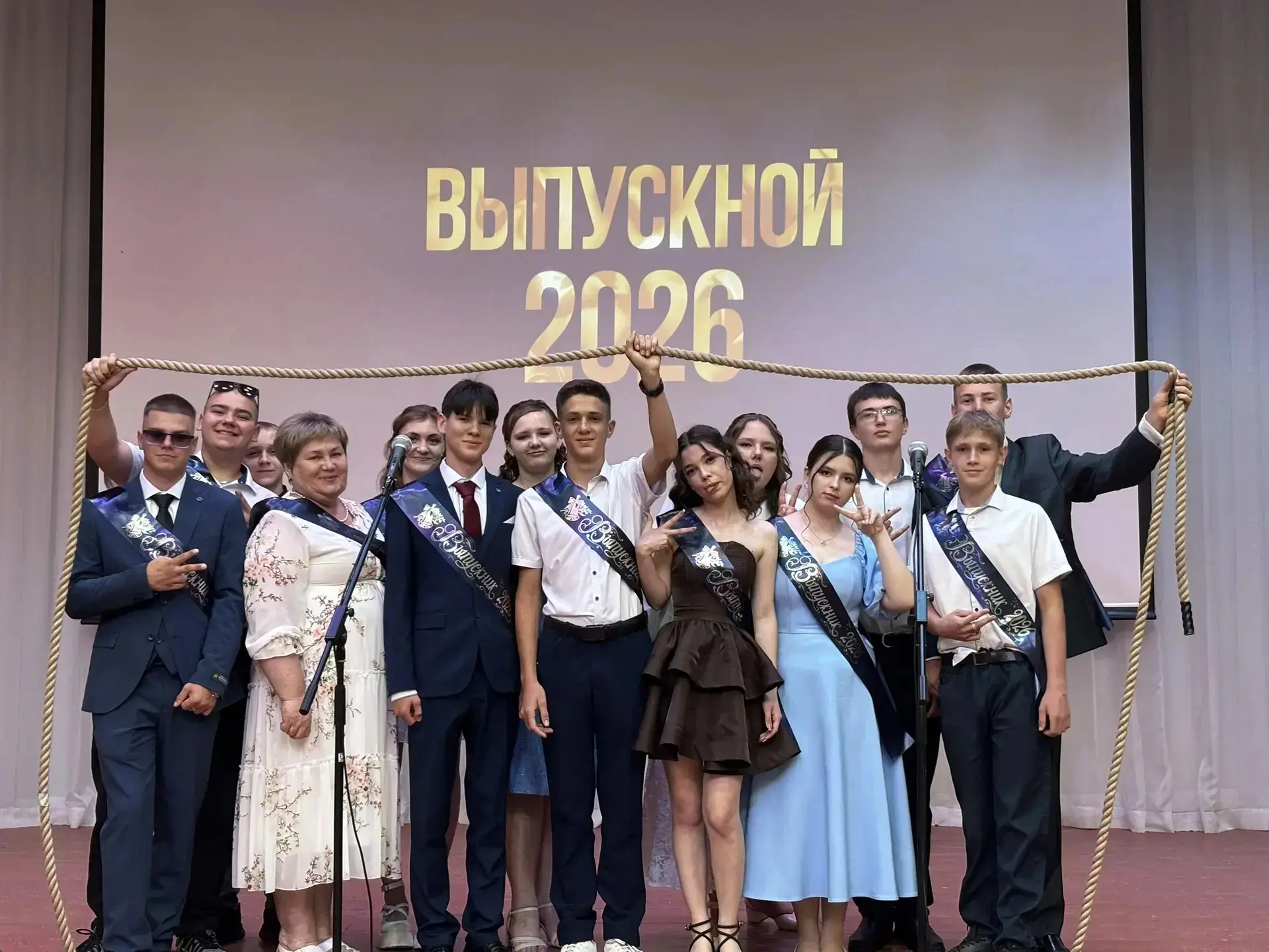 В день молодежи прошёл выпускной бал девятиклассников Ольшанской средней школы №7. И вн...