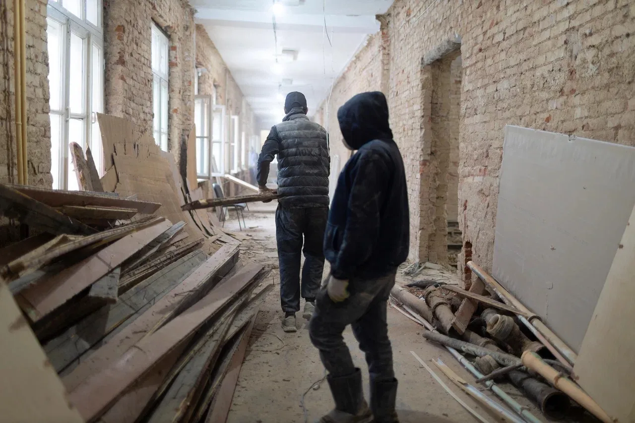 Приступили к капитальному ремонту школы №1 на улице Соболева. Он проводится в рамках национального п