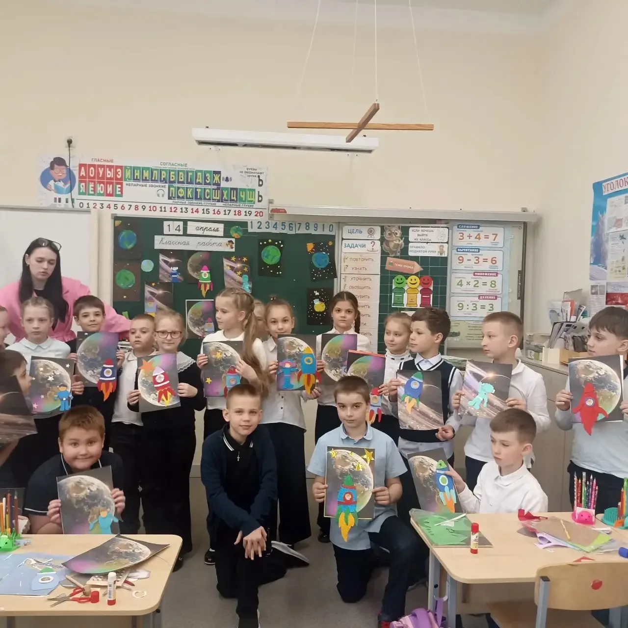 КОСМИЧЕСКОЕ ПУТЕШЕСТВИЕ ВО 2 «В»! 🚀✨  Наши ученики из 2 «В» класса доказывают, что учеба может быть 
