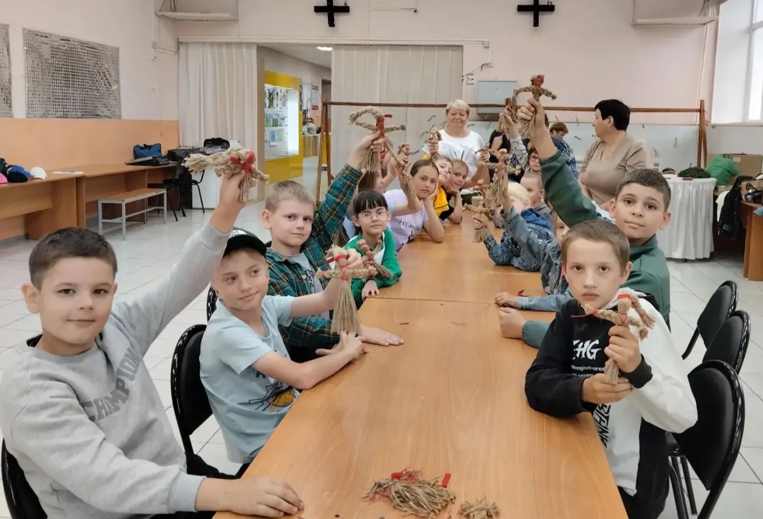 Посетили мастер-класс по изготовлению народной куклы из джута. 

Ребята с педагогами из нашей школы 