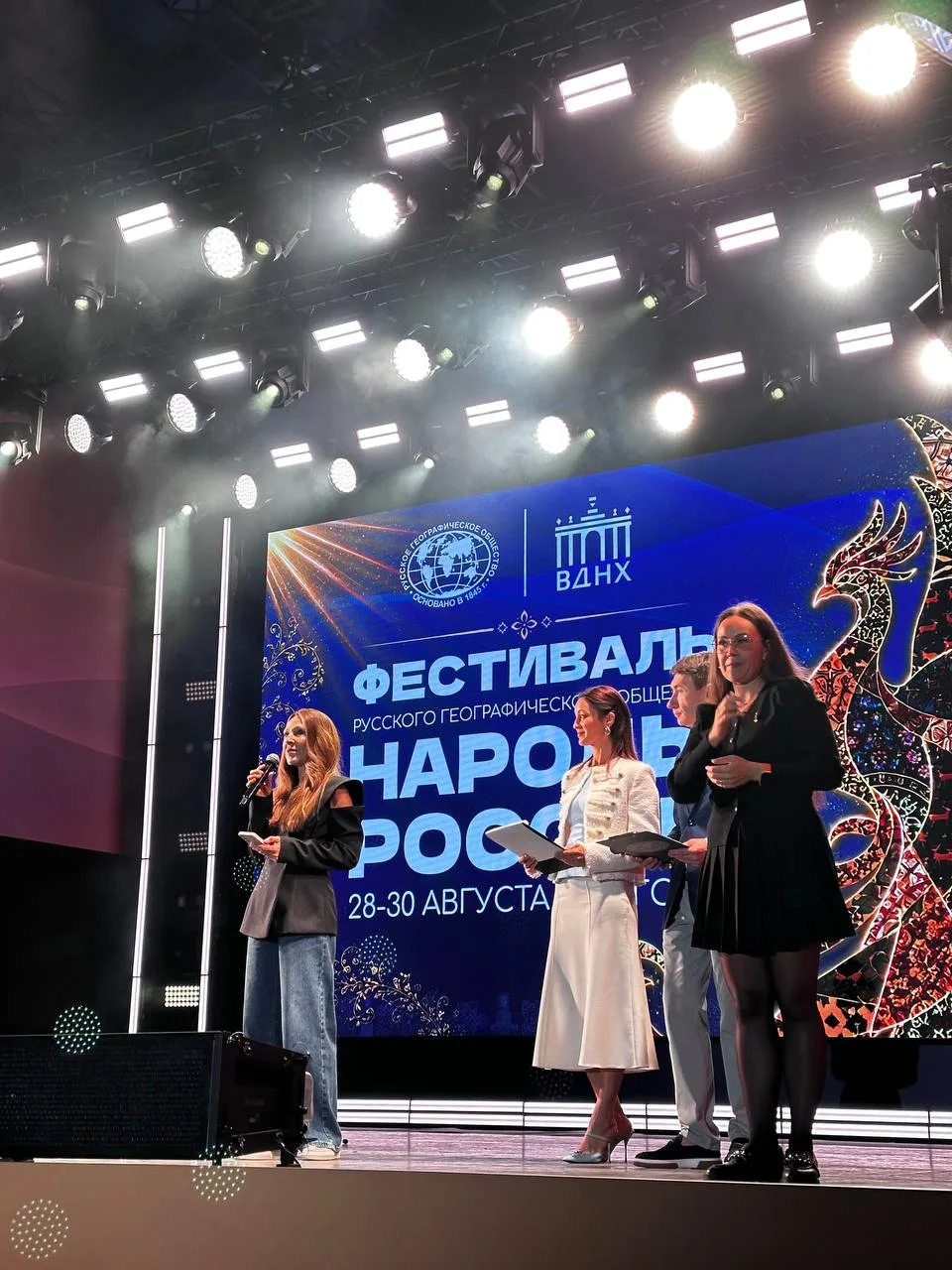 Дайте пять, друзья! 🖐 Мы сделали это! - провели инклюзивный кинопоказ на открытой сцен...