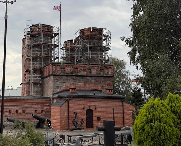 🏰 Фридрихсбургские ворота: ремонт идёт, а границы памятника уточнили! 🏰
