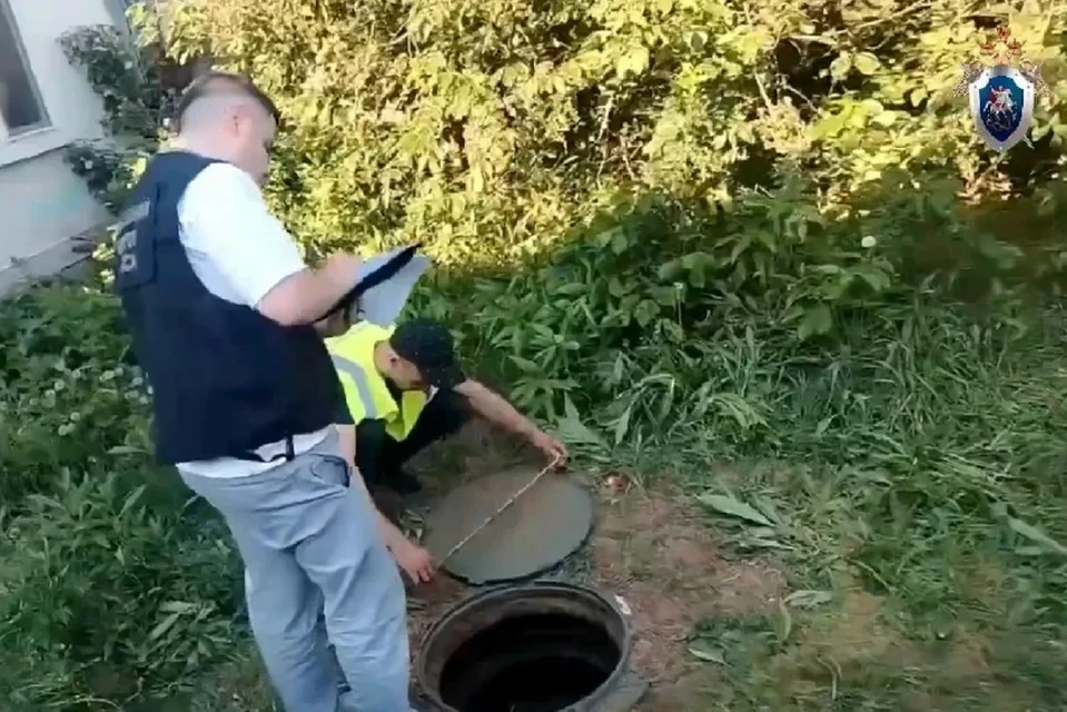 Двухлетний ребенок утонул в септике сооружение для очистки сточных вод во дворе частного дома в Крас