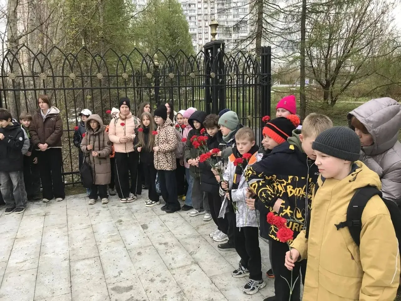 Красные гвоздики 🌹  🎖️В эти майские дни мы вновь обращаемся к памяти. Памяти о тех, кто прошел сквоз
