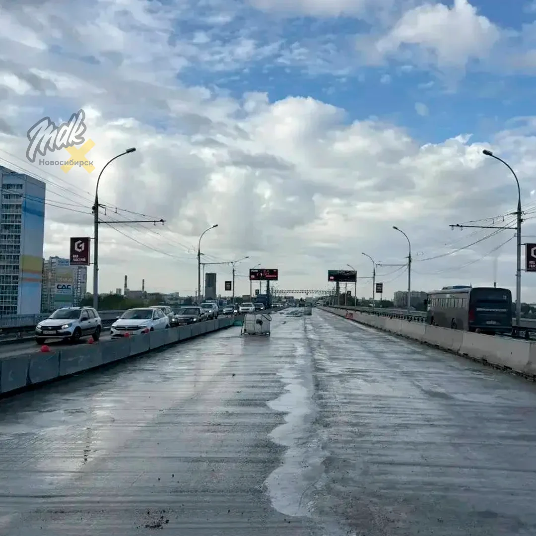 🌉 На центральных полосах Димитровского моста уложили новый асфальт. Гидроизоляция гото...