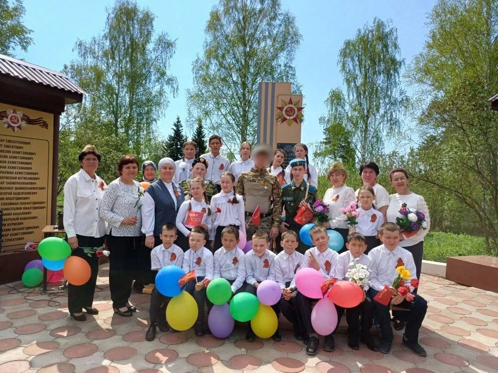 Бүген,  мәктәбебезне тәмамлаган түземле, батыр, СВОдан ялга кайткан укучы белән очраштык.