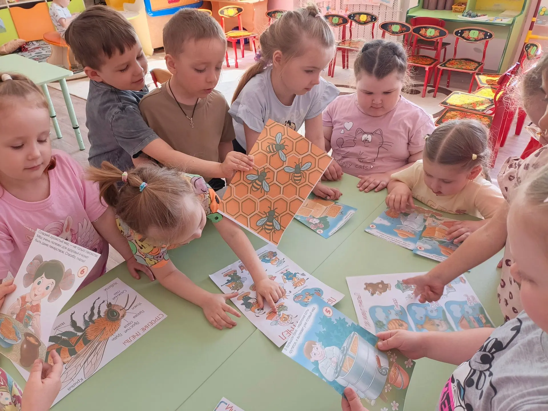 🐝 День пчёл в младшей группе! 🐝Сегодня наши малыши стали настоящими исследователями! ...