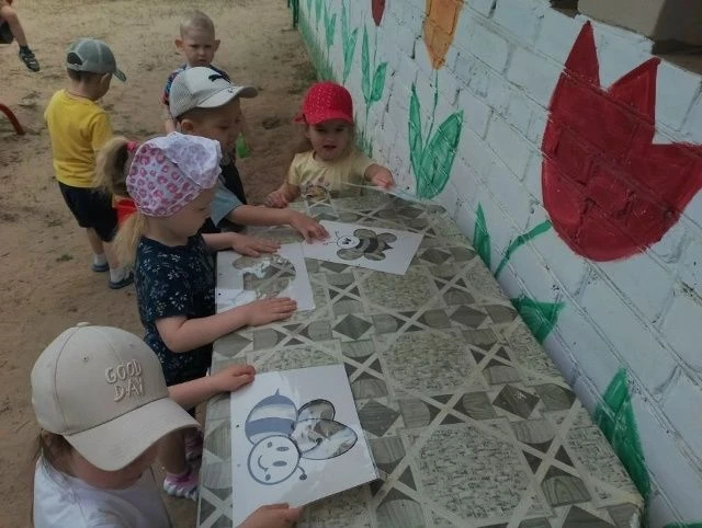 Ребята из группы "Ромашка" совершили полезную прогулку, не только дыша свежим воздухом,...