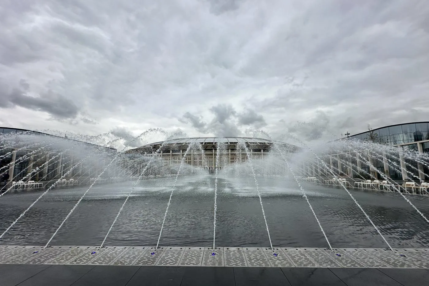 ⛲Открыт сезон! Наша подборка самых красивых и необычных фонтанов города  Брызги, преломляющие солнеч