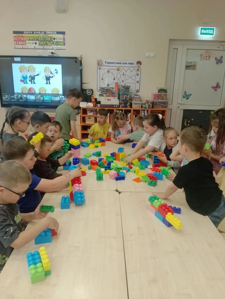 Сегодня в нашем детском саду прошёл настоящий "День юного инженера"