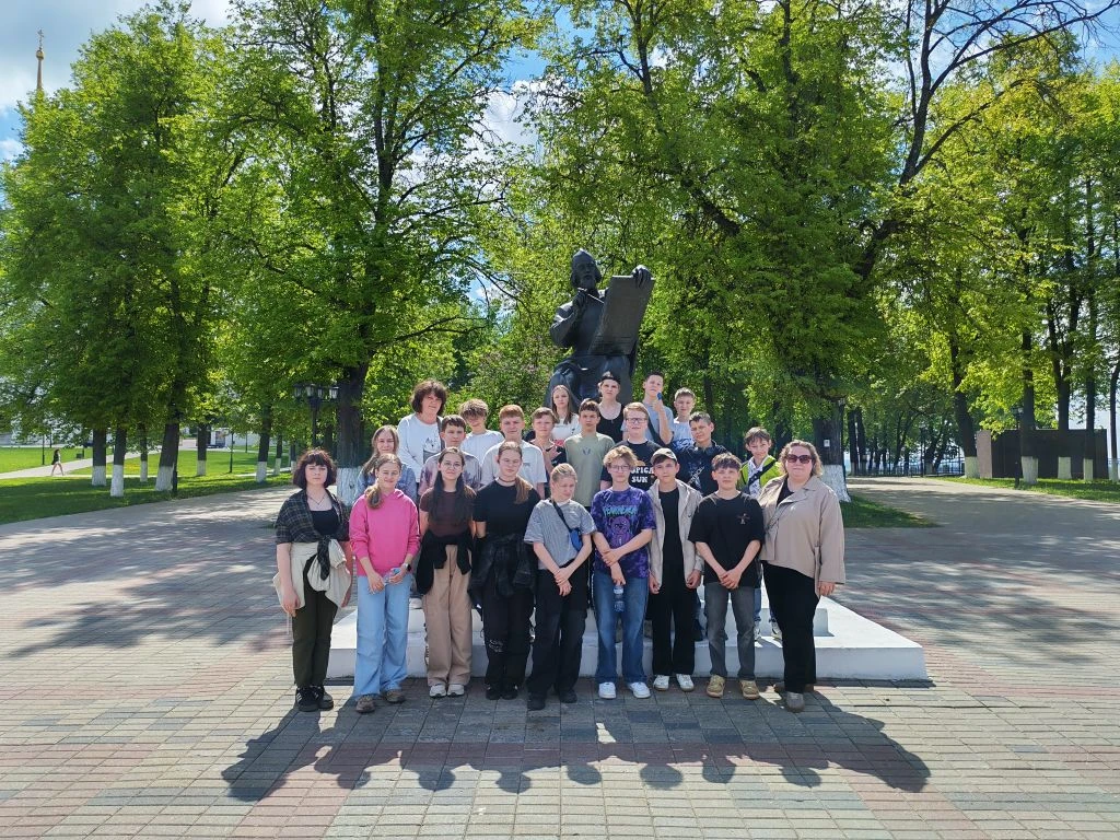 Вчера наши 6Б и 6В отправились в настоящее путешествие во времени — в древний Владимир! 🏛️✨  Ребята 