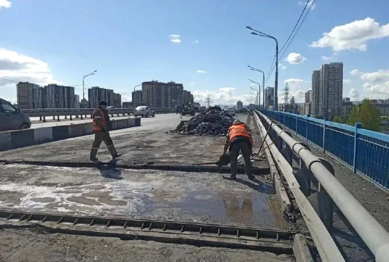В Красноярске начался ремонт путепровода на Авиаторов.  Сейчас подрядчик разбирает асфальтобетонное 