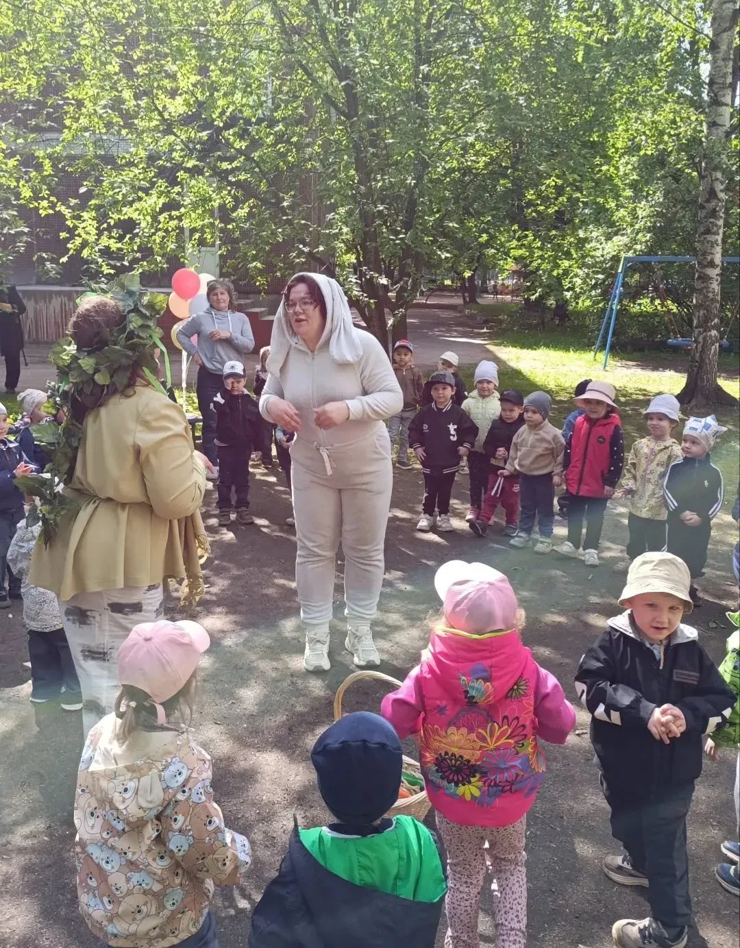 Сегодня малыши были приглашены на день рождения! 🍰