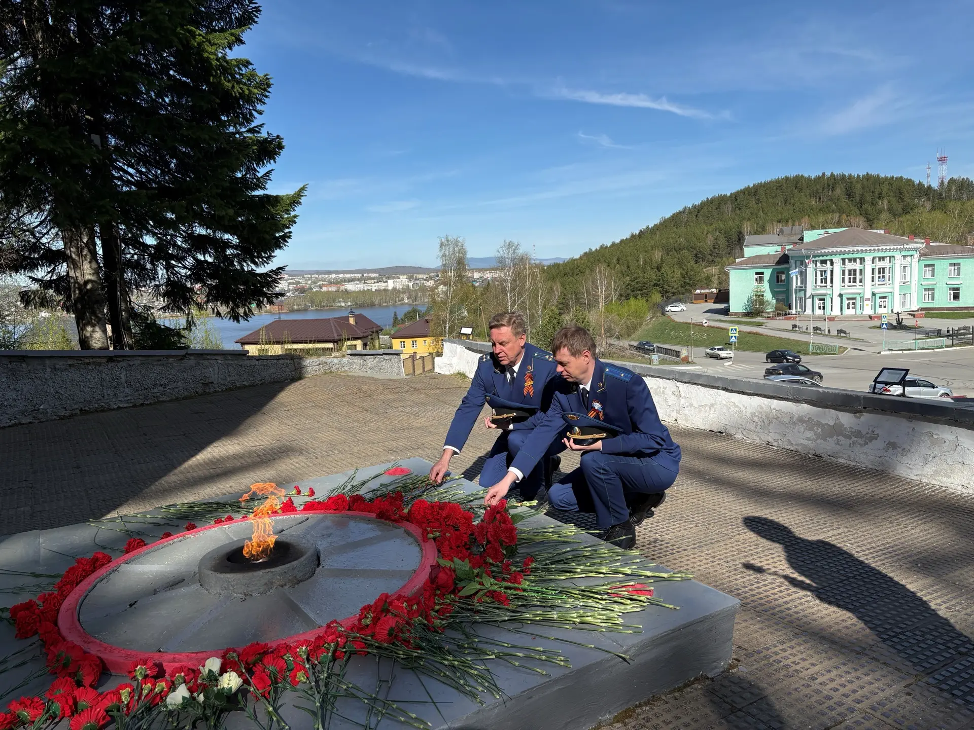 Прокурор г. Нижней Туры Дмитрий Фамутдинов и сотрудники прокуратуры города возложили цветы к мемориа