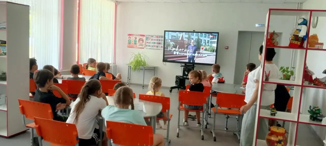 🎦Кинопоказ в нашем пришкольном🌈 лагере: «Анатомия подвига. Полицейские истории»🙌
✨Картина познако