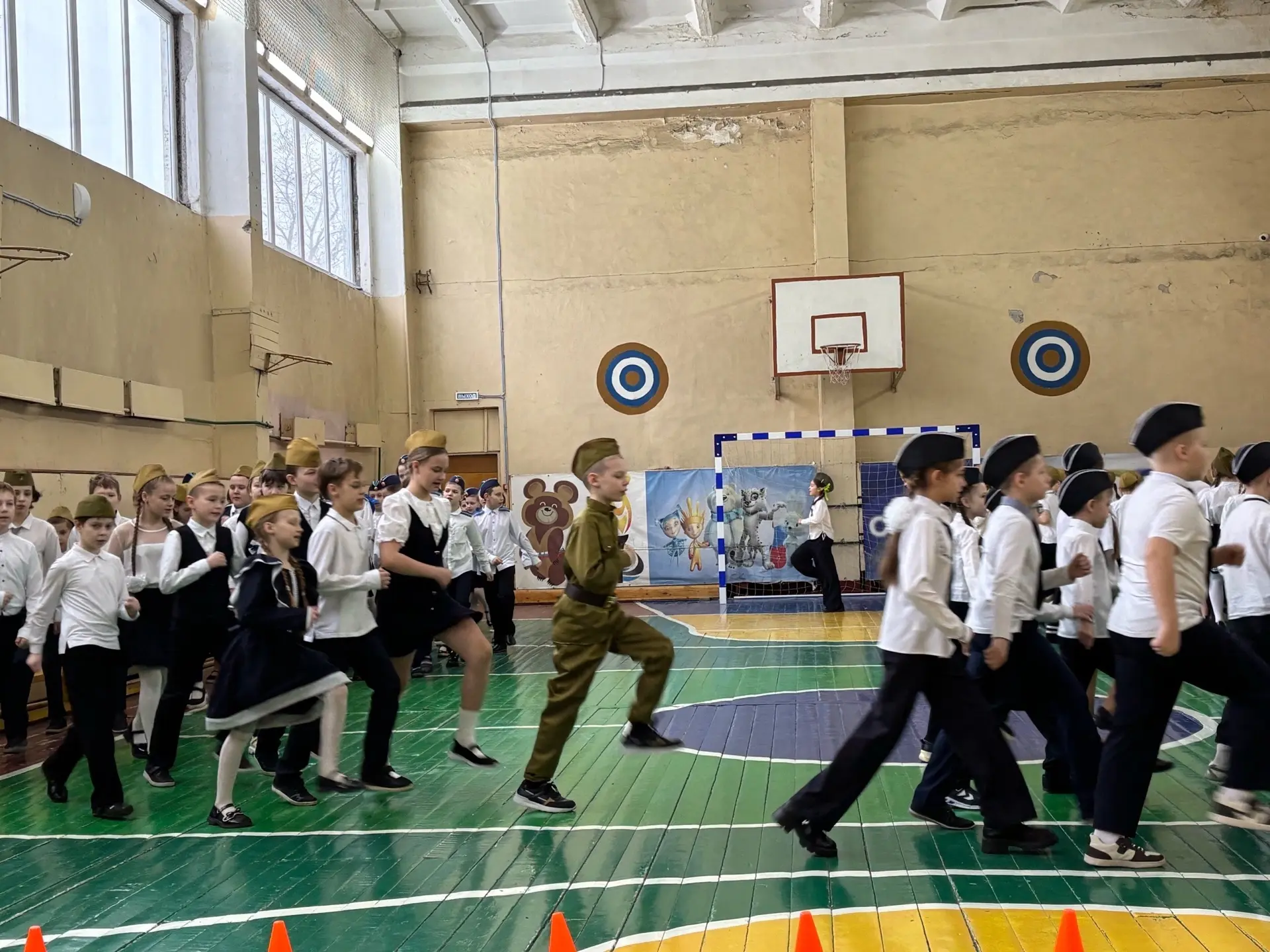 🎖️ Смотр строя и песен ко Дню защитника Отечества!🪖 👏Ребята из начальной школы приняли участие в тра