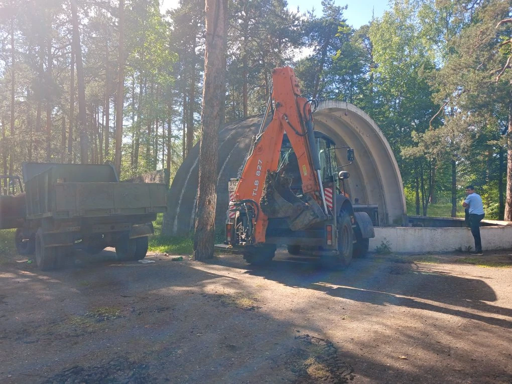 Осуществляется замена пола на сцене в городском парке