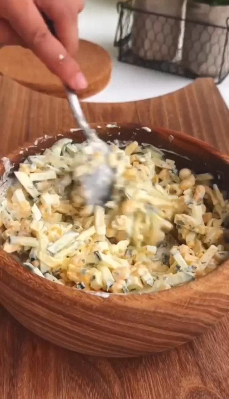 🥗Быстрый питательный салат. Ингредиенты: 🔹огурцы – 2 шт