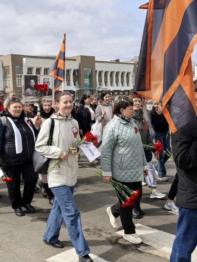 🎉В Центральном районе Братска  праздник в самом разгаре. Братчане дружно идут к Мемориалу Славы, что