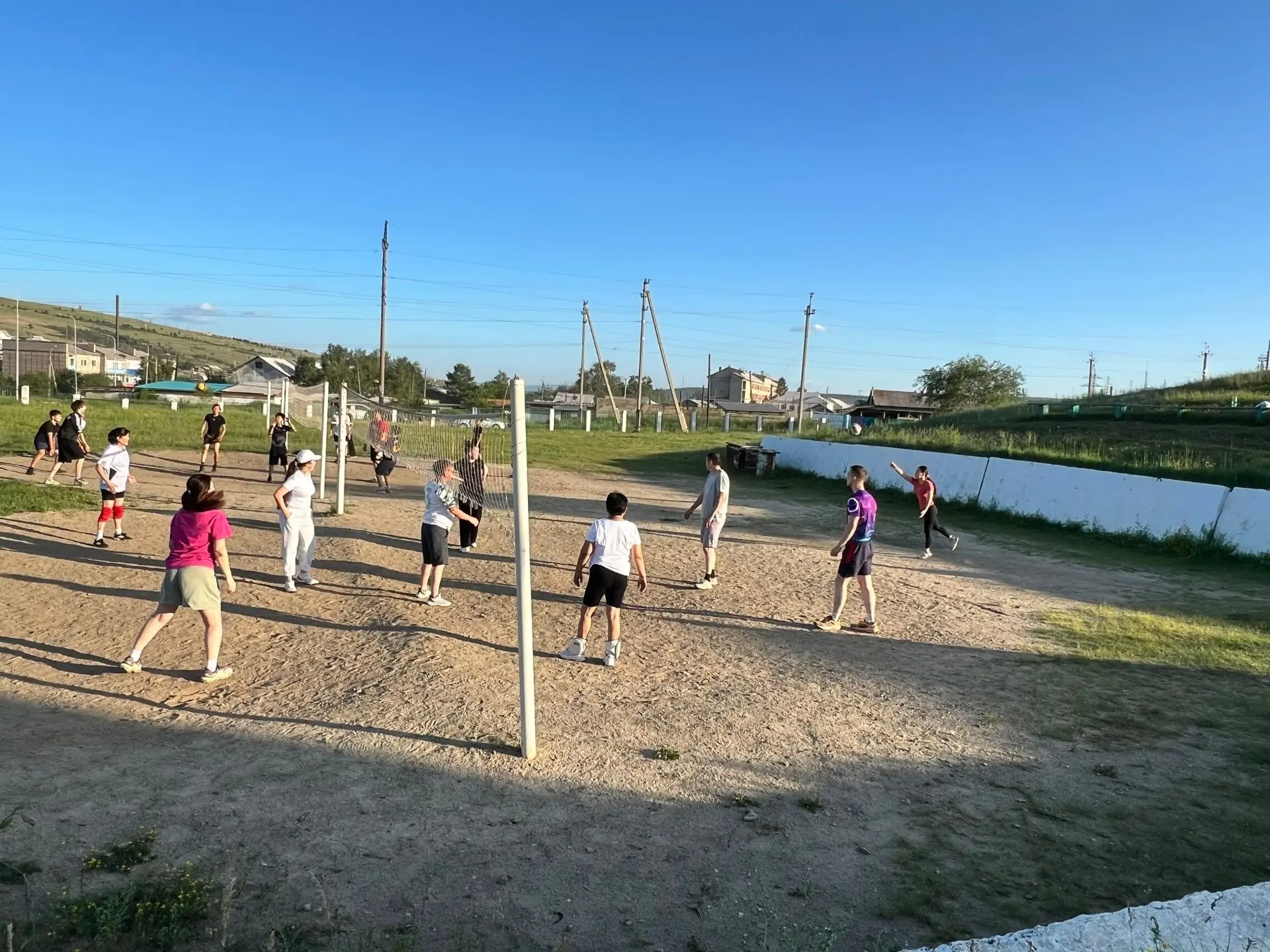 Медицинские работники на волейбольной площадке! 😎🏐

В перерывах между дежурствами и приёмами наши 