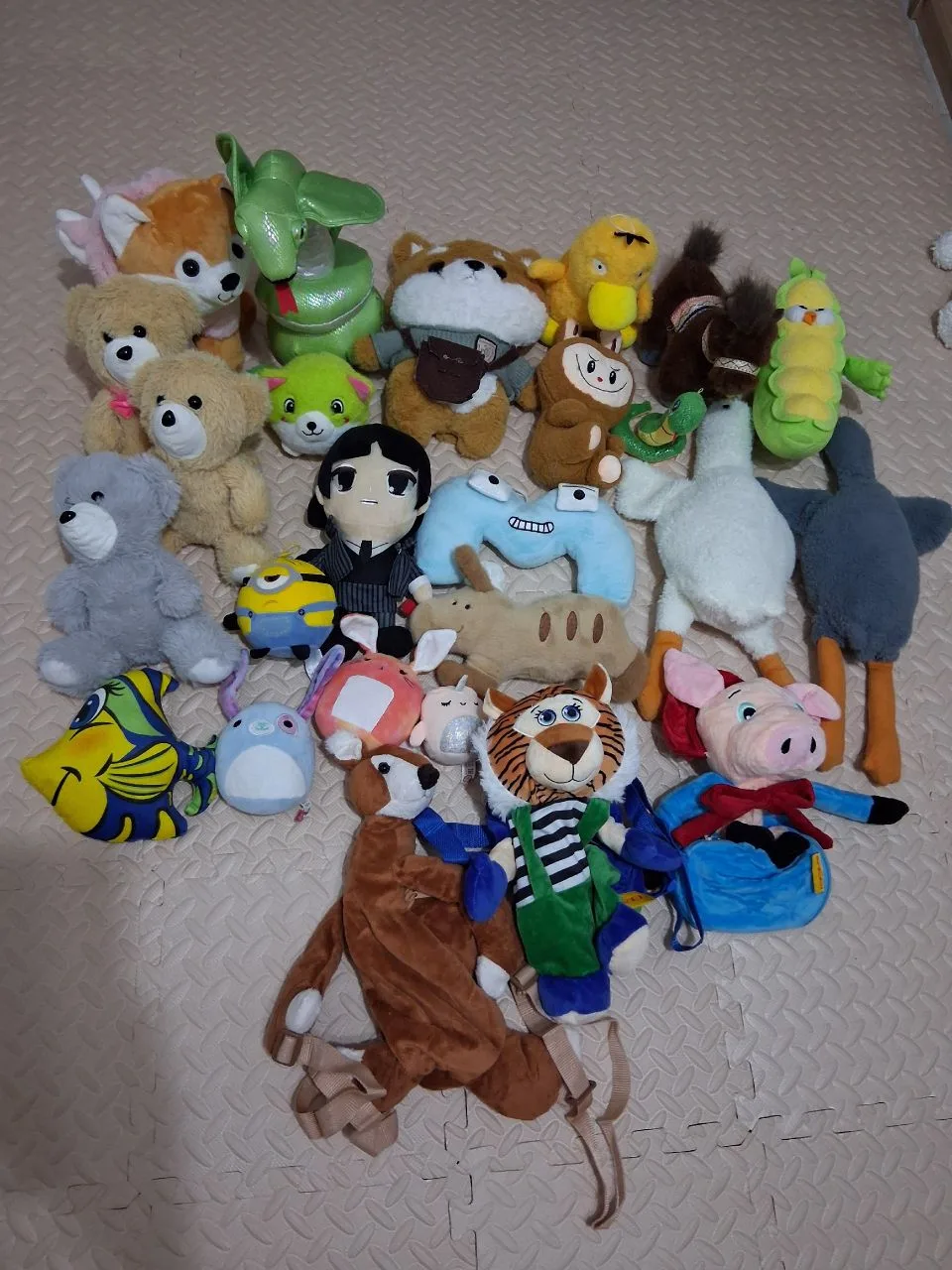 Новые игрушки, рюкзаки. На фото не всё. Цены от 50 р до 500р. Нюр. 89003329227