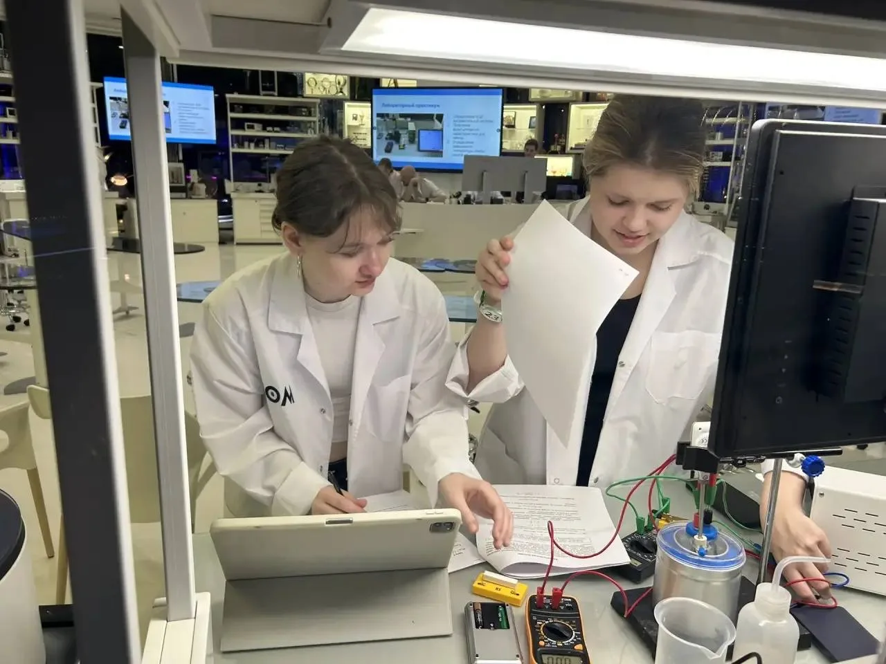 Физика на практике  👨‍🔬10 апреля в рамках городского проекта «Учебный день в музее» учащиеся 10И кла