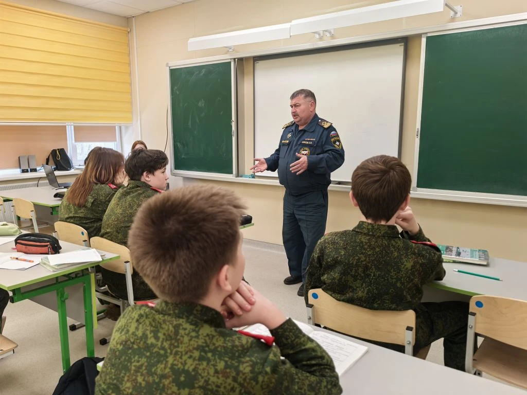 Сегодня в 6 и 7 классах проводил беседы по безопасному поведению на водоемах, по правилам пожарной, 
