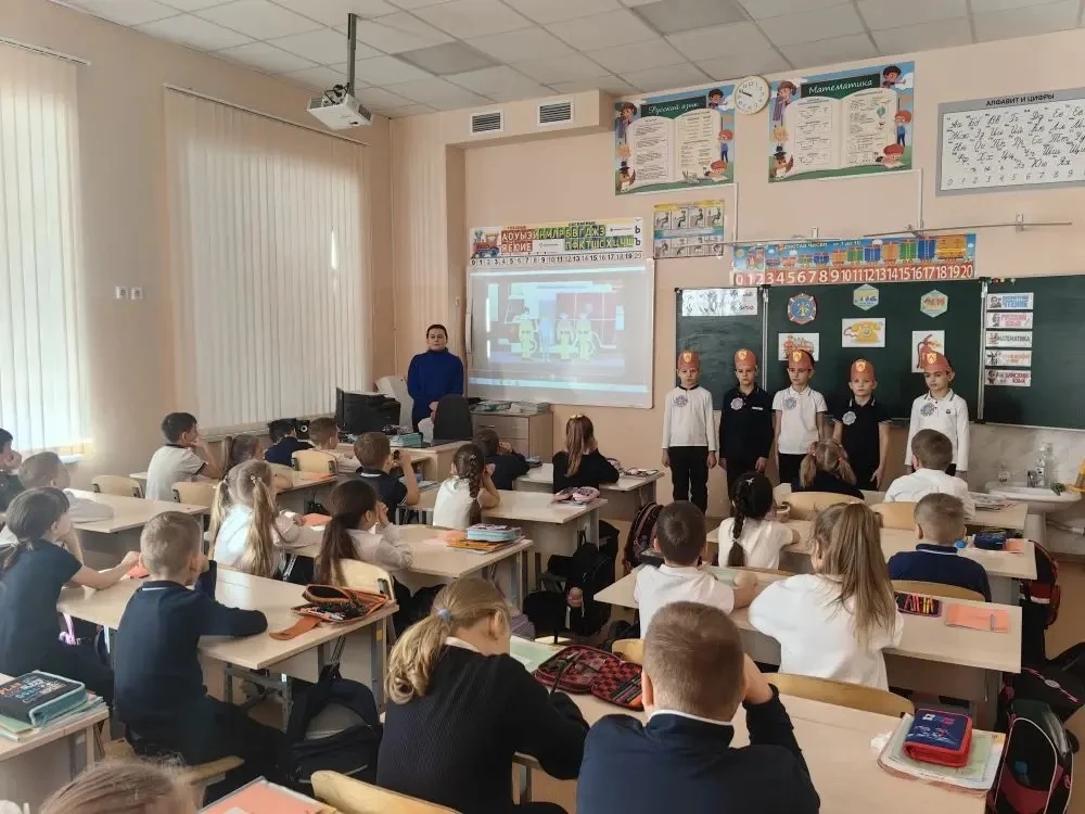 👨‍🚒Отряд юных пожарных провел урок безопасности в 1-х классах!  🔥Сегодня наши юные пожарные посетили