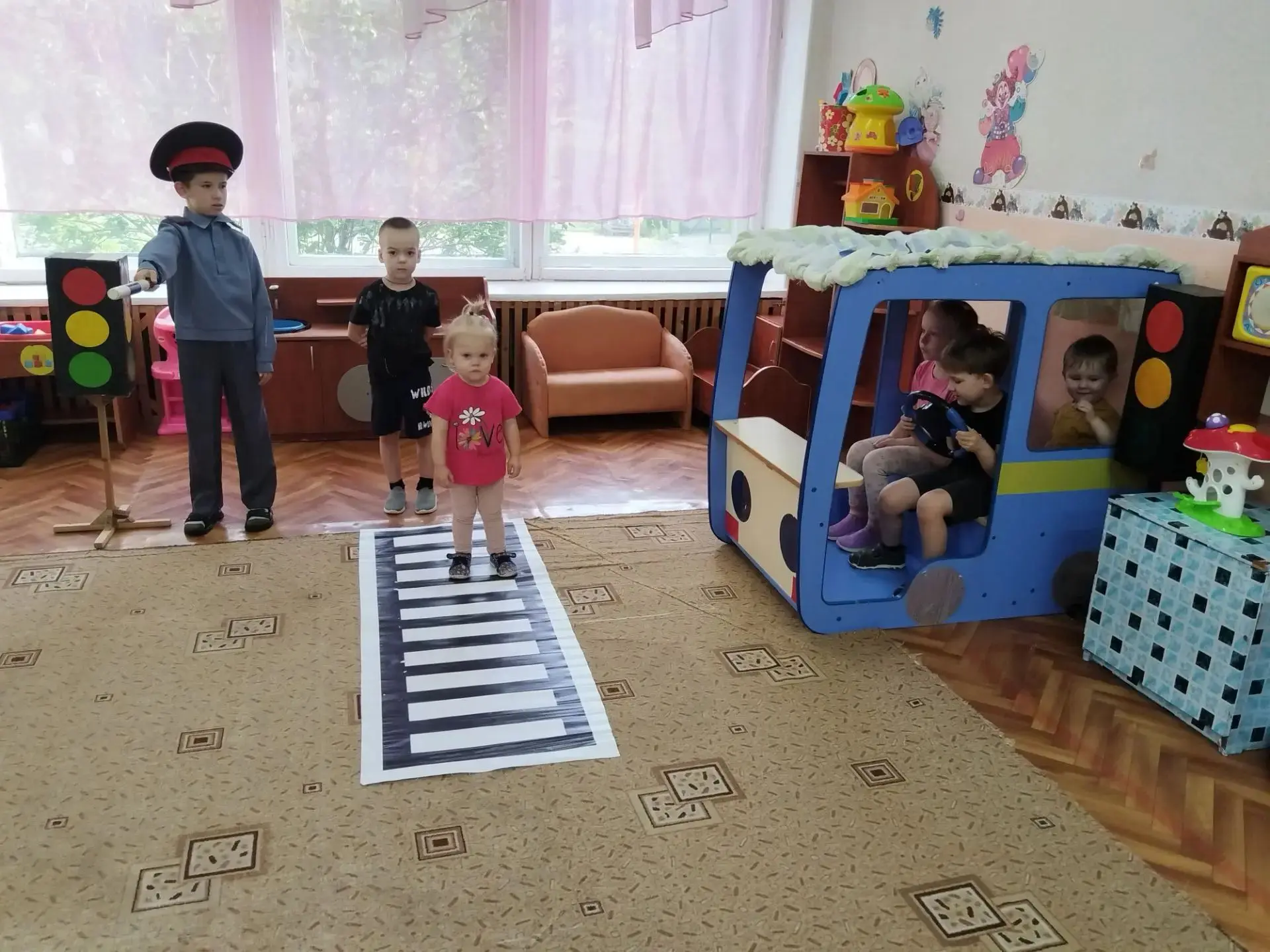 Мы знаем правила дорожного движения.