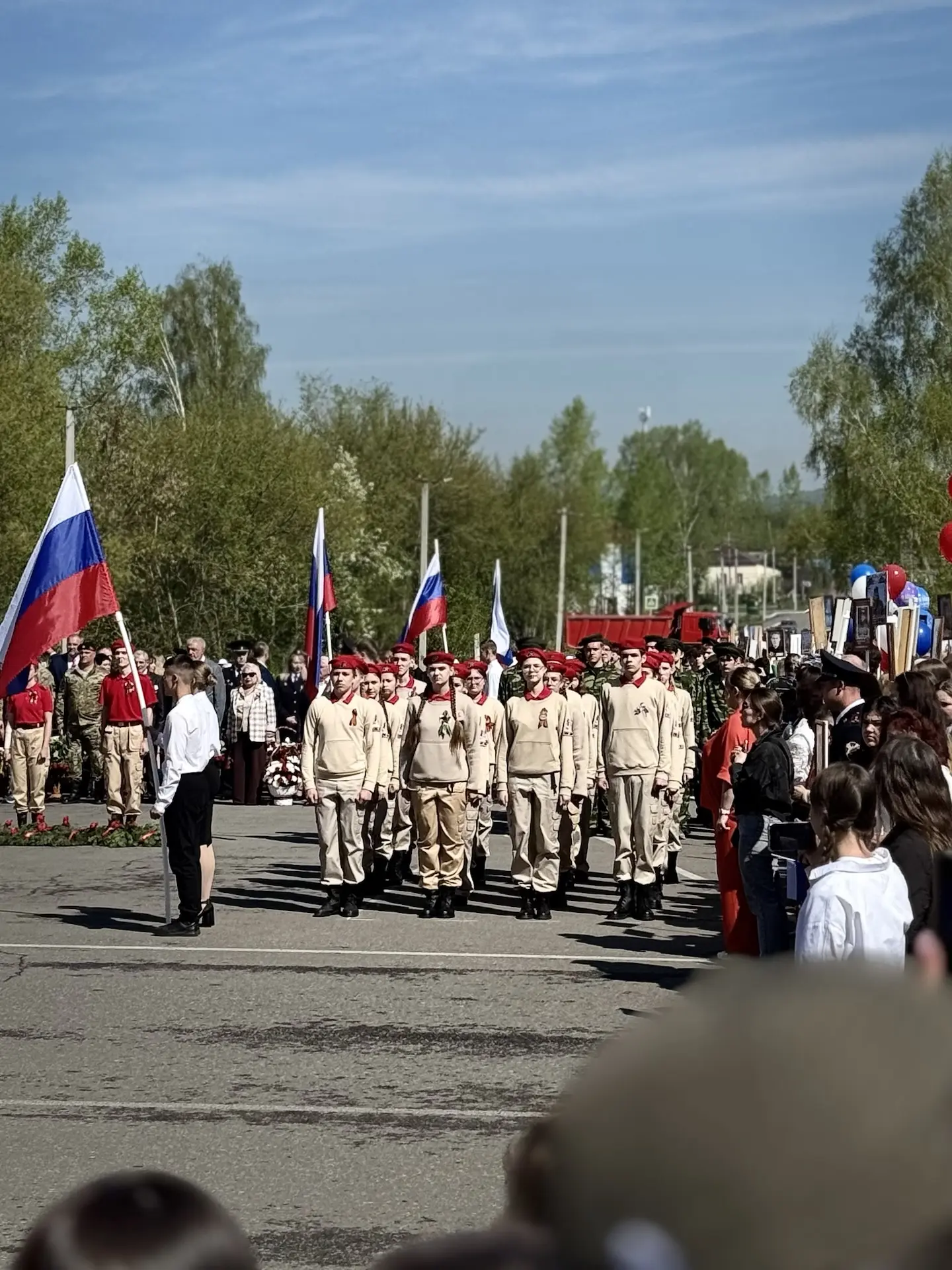 Мы помним! Мы гордимся!  В День Победы учителя и ученики прошли в рядах «Бессмертного полка», сохран