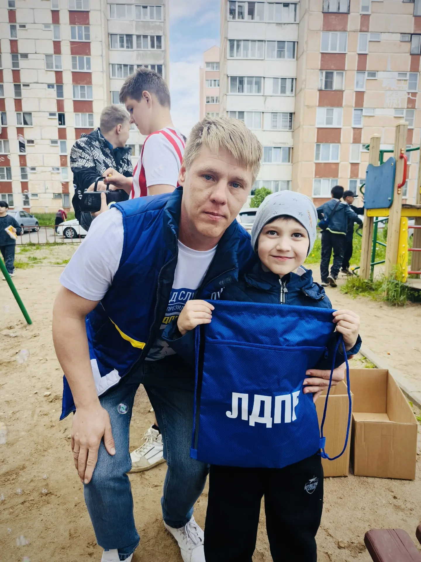 Активист Тосненского местного отделения ЛДПР Николай Зеленский принял участие в организ...